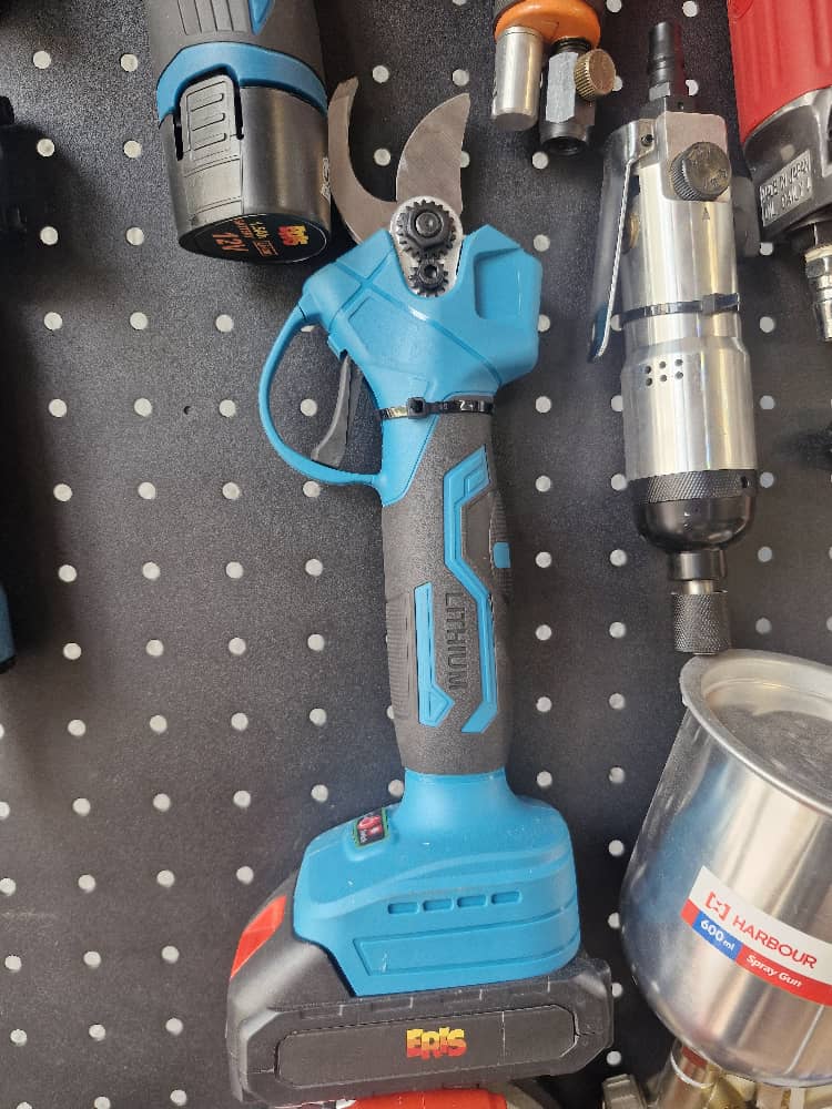 قیچی شارژی ۲۰ ولت اریس